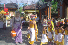 Jelila-with-daughter,-dancing